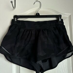 LULULEMON camo grey/black Hotty hot shorts 2.5”